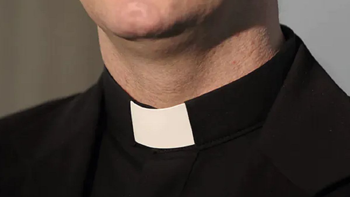 Ksiądz miał bić i wyzywać dzieci. Wciąż pracuje w kościele