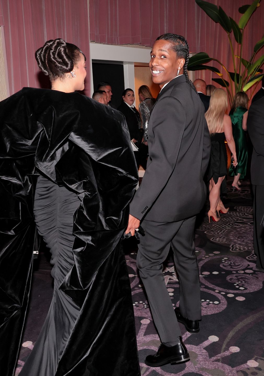 Złote Globy 2023. Lśniąca jak diamenty Rihanna i ASAP Rocky posyłają uśmiechy w czarnych stylizacjach