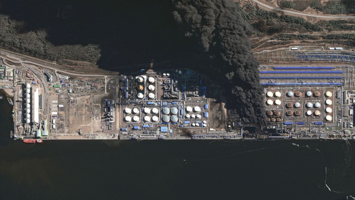 Zdjęcie satelitarne terminalu naftowego w Ust-Łudze z 27 marca, pokazujące skutki wcześniejszych ataków Ukraińców