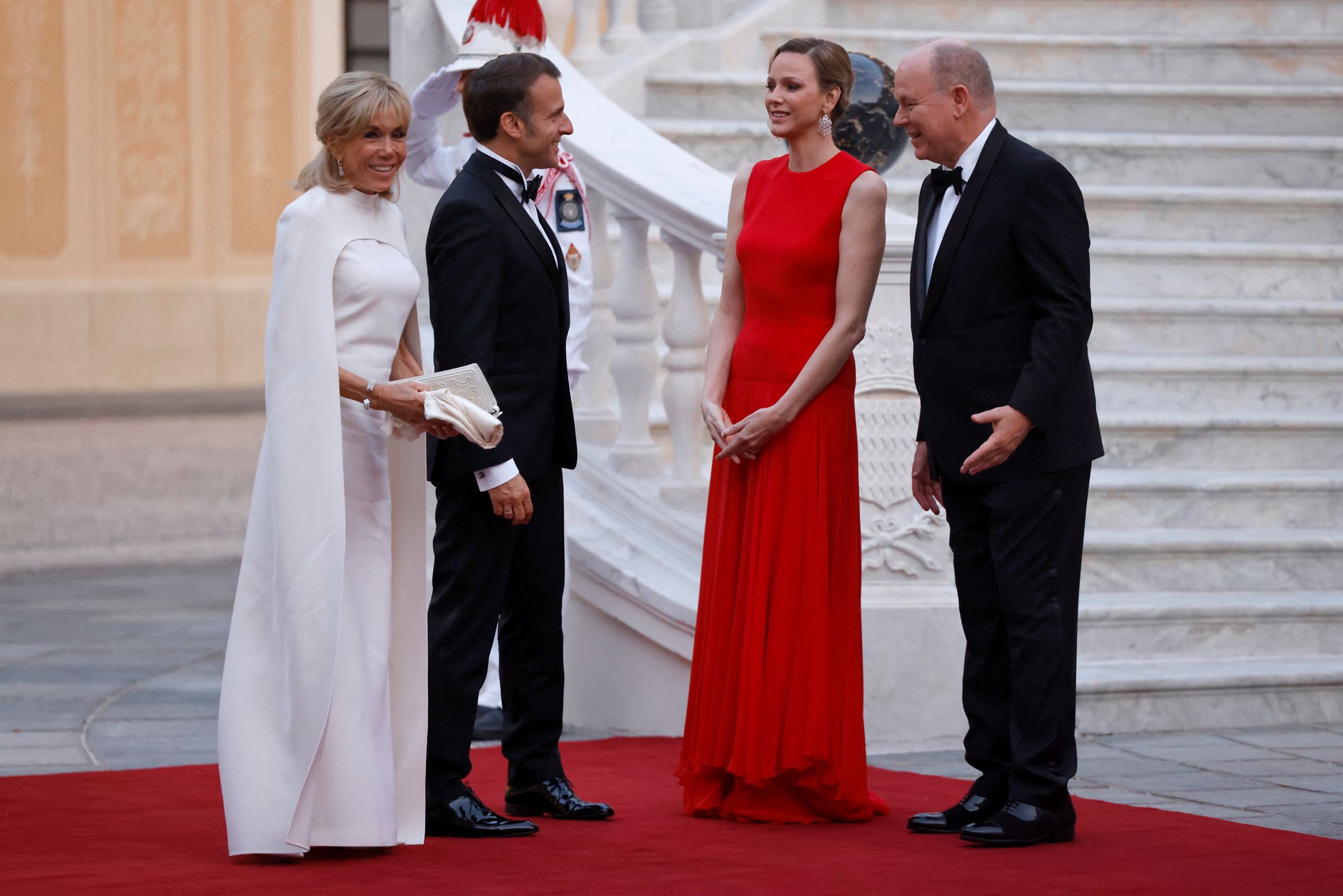 Brigitte i Emmanuel Macronowie, księżna Charlene, książę Albert