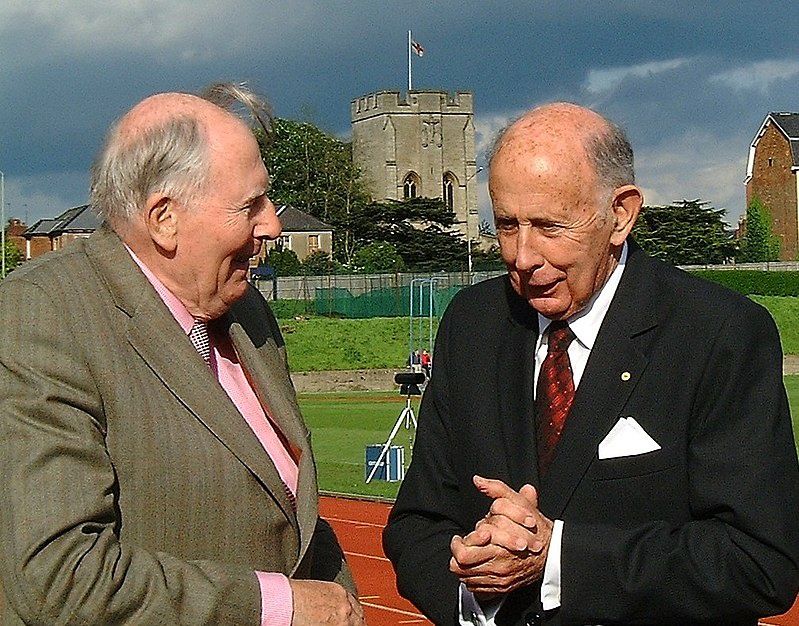 Roger Bannister i John Landy w 50. rocznicę rekordowego biegu źródło: GooglerW/CC BY-SA 4.0