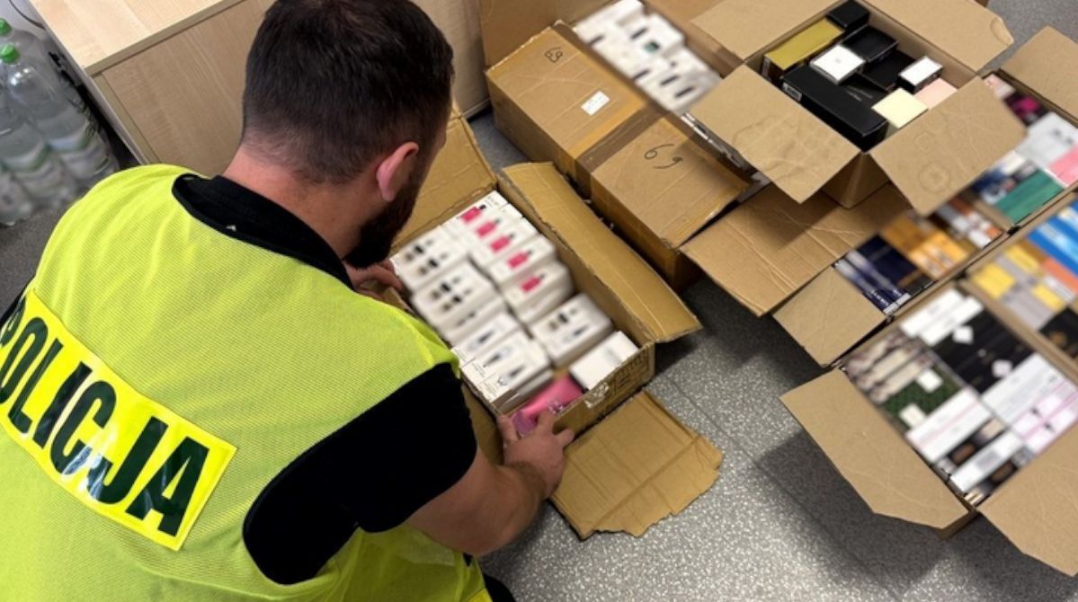 Dąbrowa Górnicza: Kontrabanda na targowisku. Cała góra ubrań i perfum