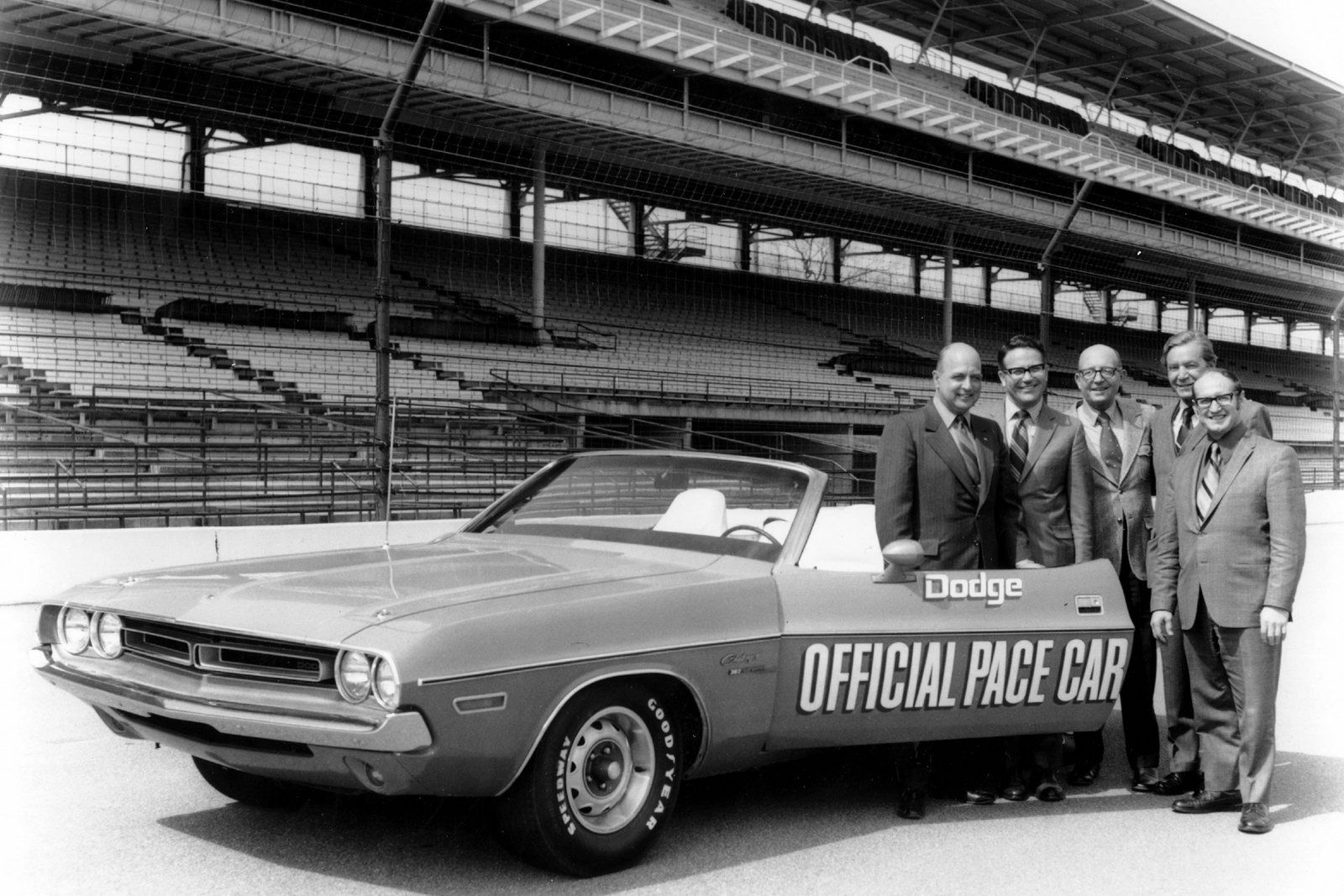 Dodge Challenger - w pogoni za Mustangiem [galeria] 18
