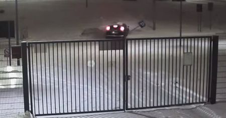 Nieudane próby driftu na parkingu Areny Lublin. Zniszczone znaki i latarnia