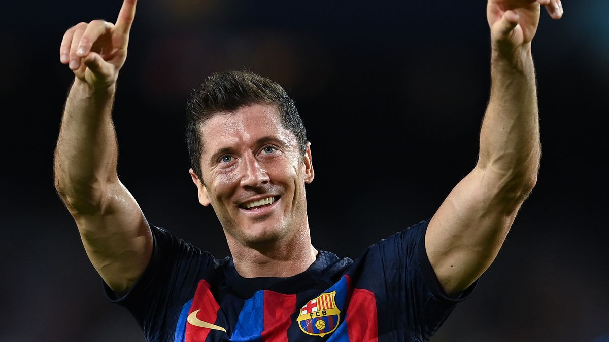 BARCELONA, SPAIN - SEPTEMBER 07: Robert Lewandowski of FC Barcelona celebrates after scoring his team's third goal during the UEFA Champions League group C match between FC Barcelona and Viktoria Plzen at Spotify Camp Nou on September 07, 2022 in Barcelona, Spain. (Photo by David Ramos/Getty Images)
