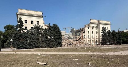 Rosjanie uderzyli w Chersoniu. Zniszczony budynek lokalnych władz