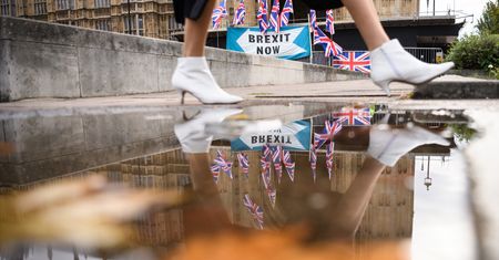 Brak pracy, pandemia i brexit. Ludzie masowo opuszczają Wyspy