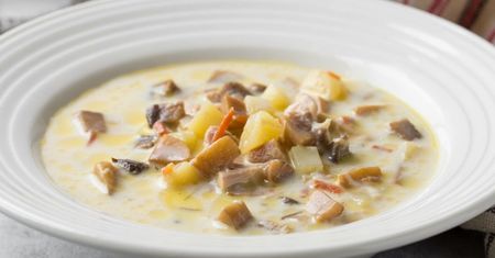 Wystarczą 3 łyżki. Wlej do zupy pieczarkowej, a będzie miała wyjątkowy smak