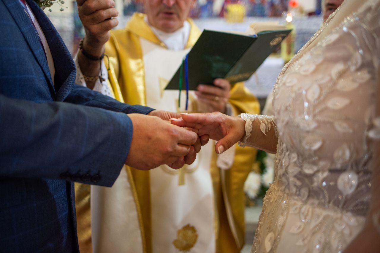 Mniej ślubów kościelnych. Księża odczuwają spadek dochodów