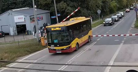 Autobus MPK utknął na przejeździe. Panika wśród pasażerów