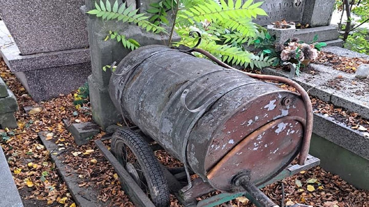 Beczkowóz na mogile na Cmentarzu Bródnowskim.