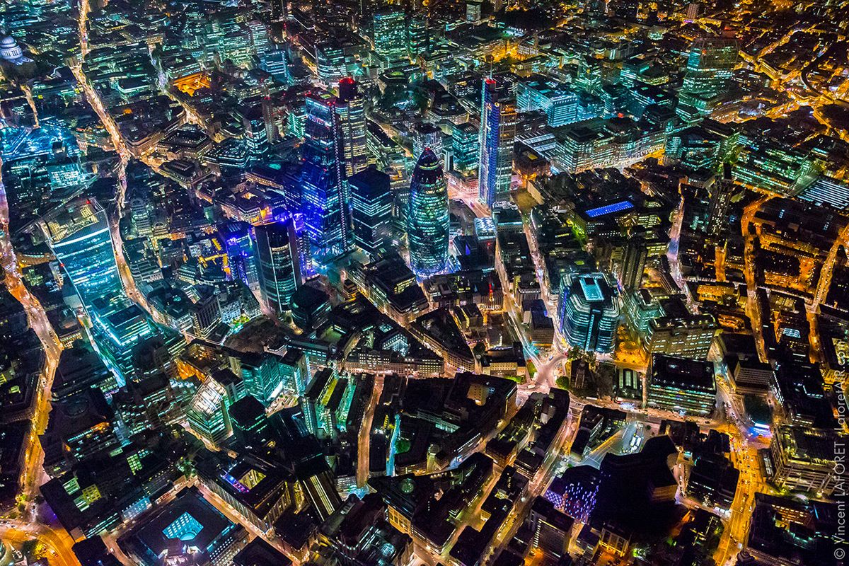 Futurystyczny Londyn nocą z helikotera 5