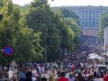 Sceny w Norwegii. Ludzie wyszli na ulice