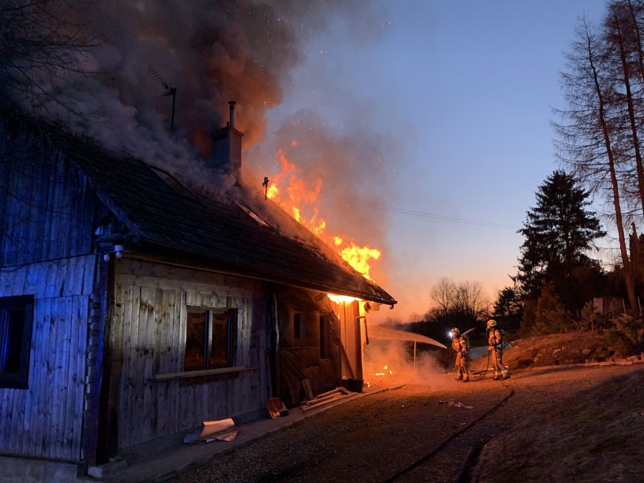 Strażacy z Mogilan gaszą pożar