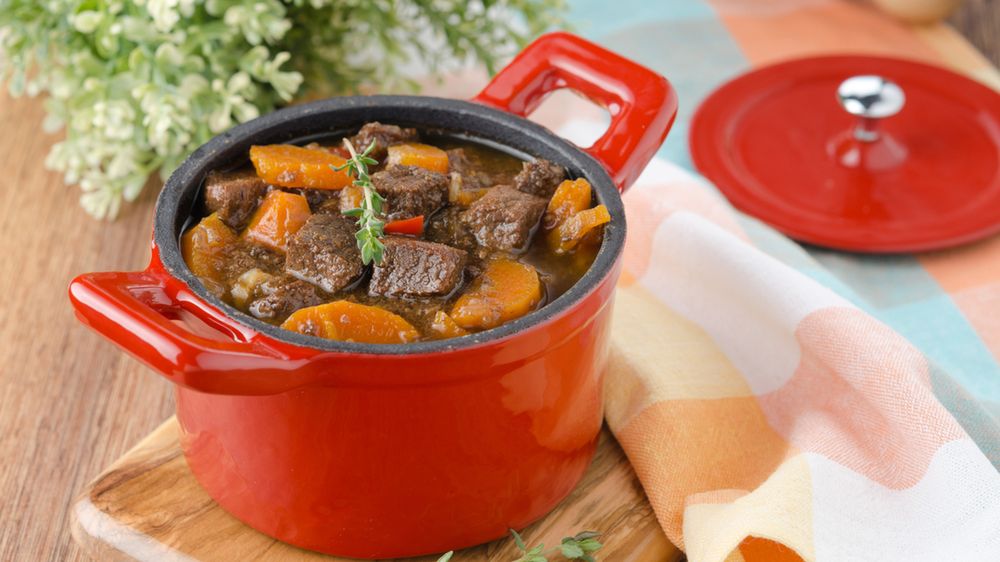 Duszona karkówka wołowa na gulasz (mięso i tłuszcz)