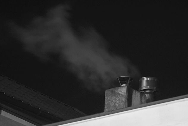 Podczas gdy kibice czekali na wyniki, z komina Bramy Maratońskiej zaczął wydobywać się biały dym, co wyraźnie rozbawiło fanów (fot. Tomasz Oktaba)