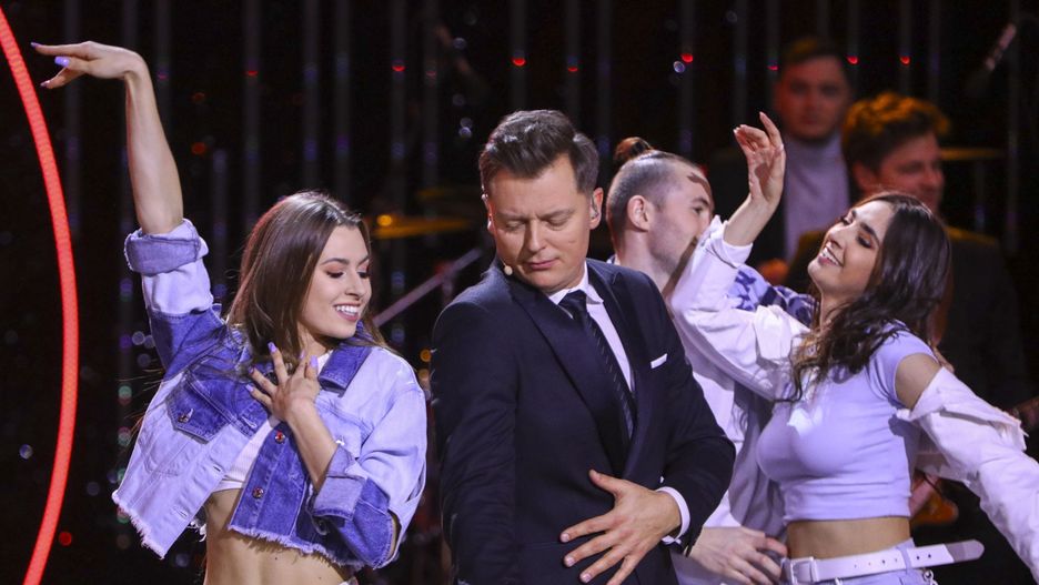 Rafał Brzozowski podczas koncertu TVP z okazji Dnia Kobiet.