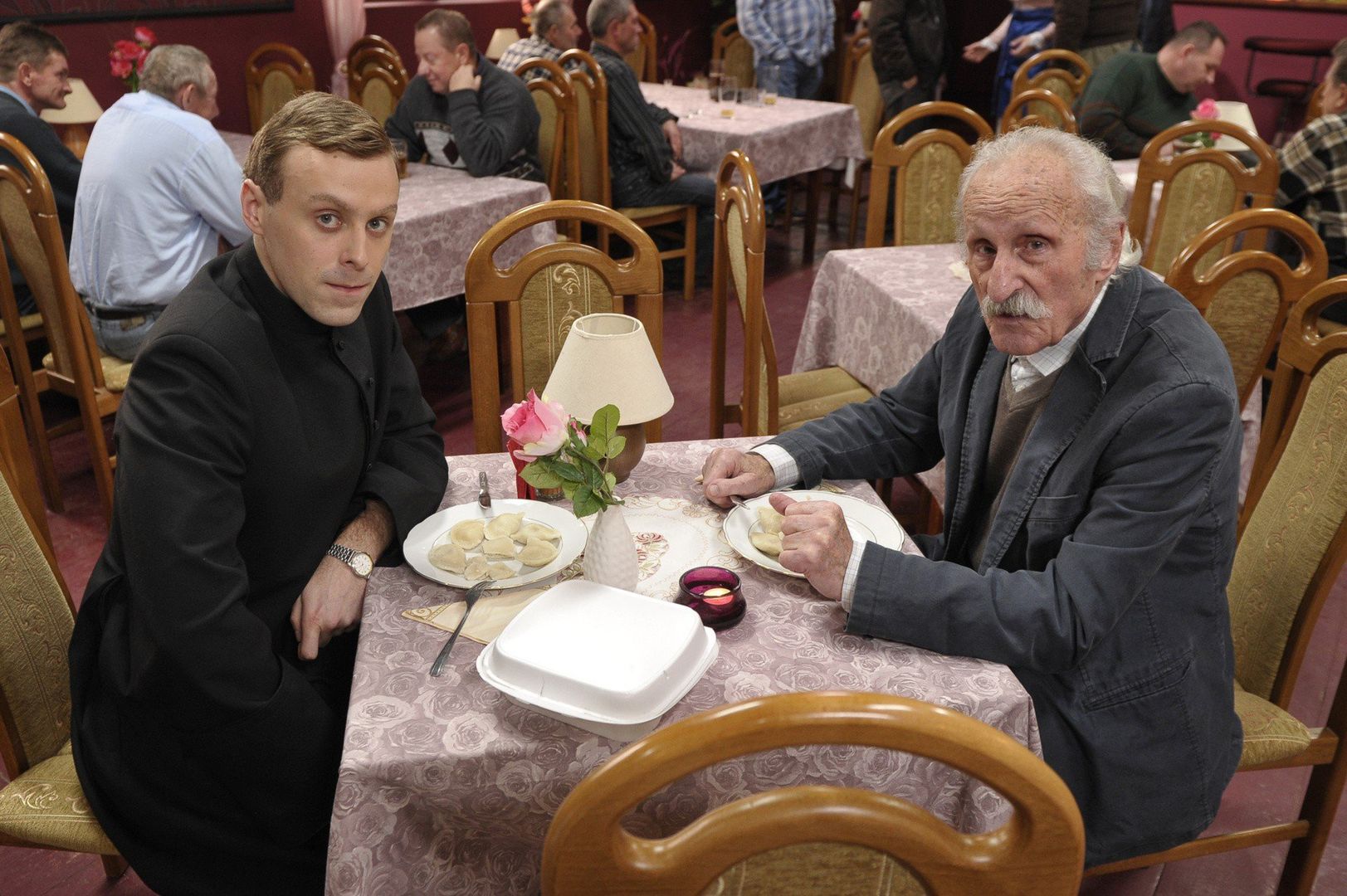 Mateusz Rusin i Franciszek Pieczka w serialu &#34;Ranczo&#34;