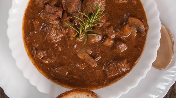 Duszona karkówka wołowa na gulasz (mięso i tłuszcz, III klasa mięsa)