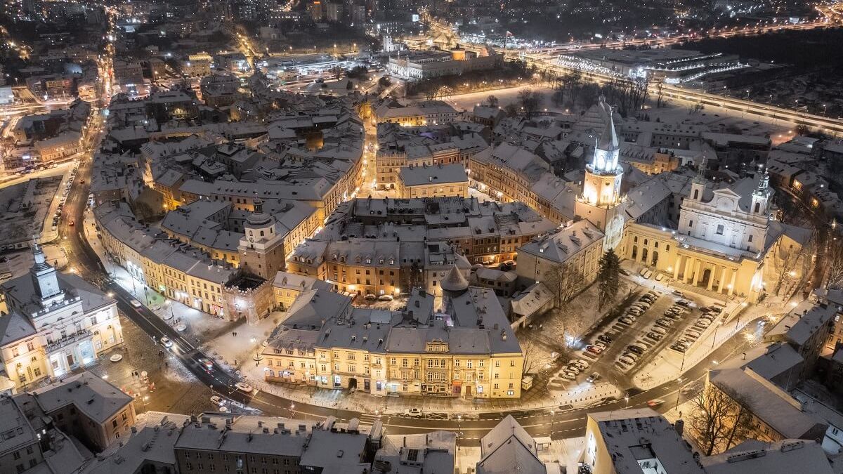 Panorama miasta wieczorową porą