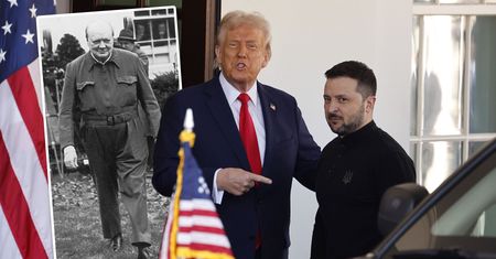 Przypomnieli Trumpowi, kto ubierał się jak Zełenski