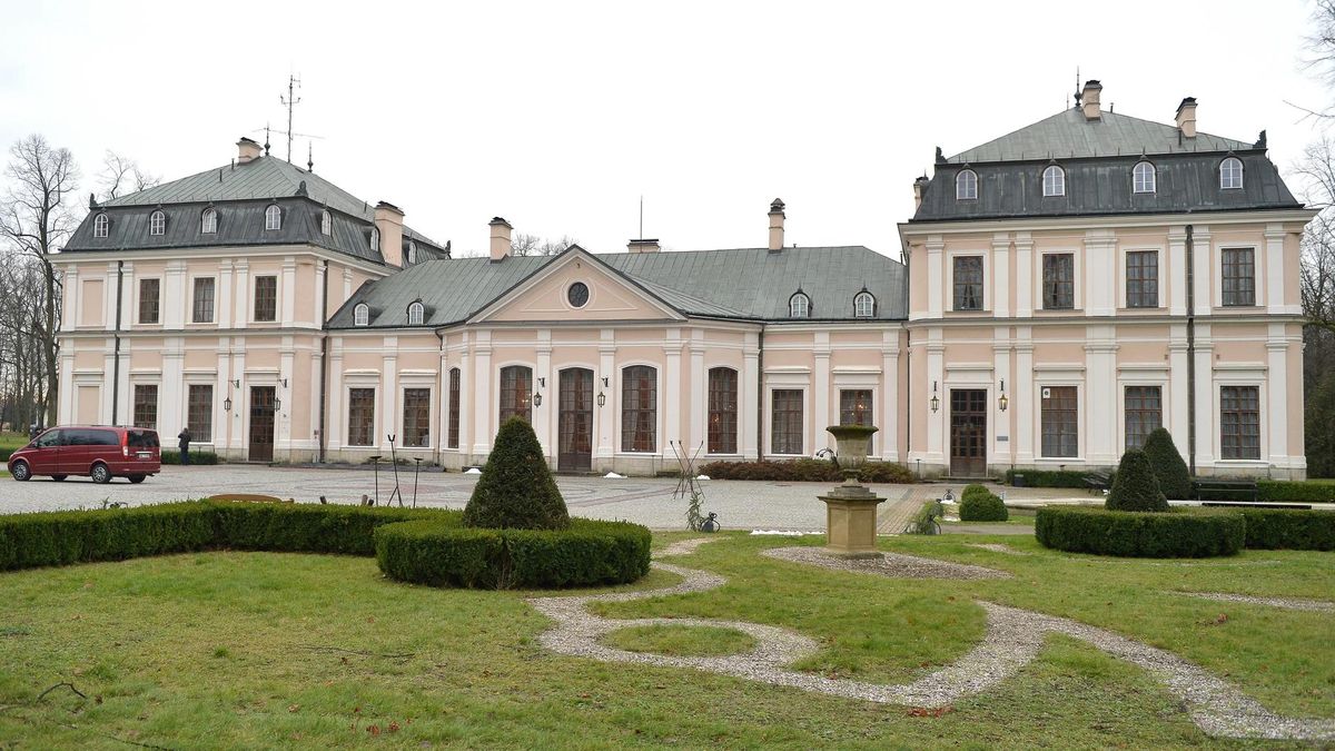 Pałac w Sieniawie ufundowano na pocz. XVIII w. przez hetmana wielkiego koronnego Adama Sieniawskiego, który w XIX w. wszedł do rodziny Czartoryskich