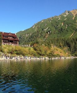 Morskie Oko. Nieodpowiedzialne zachowanie turystów. Odpalili race nad brzegiem Morskiego Oka