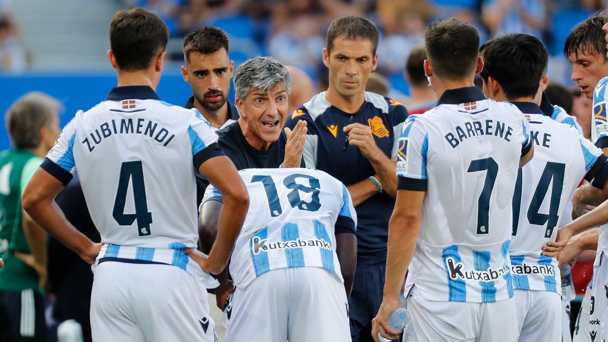 PAP/EPA / Juan Herrero / Na zdjęciu: Zawodnicy Realu Sociedad w rozmowie z trenerem.