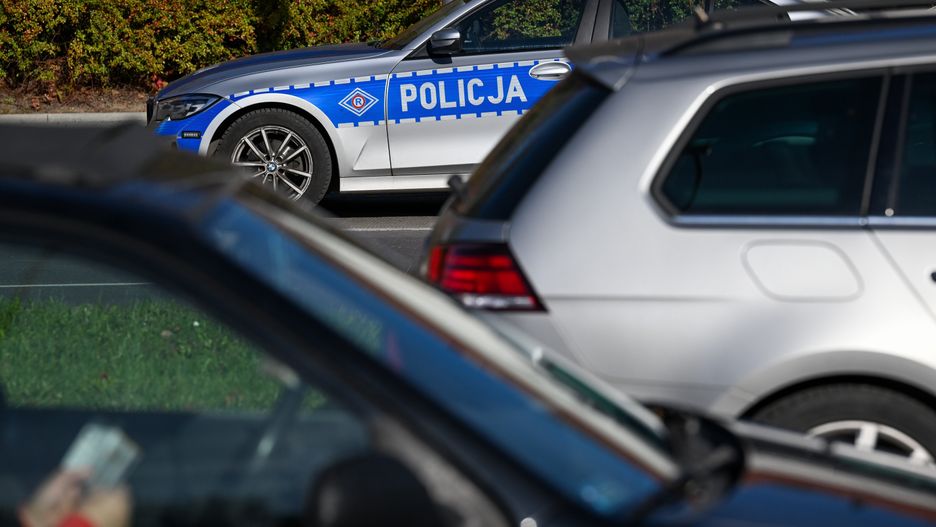 Rzeszów, 28.10.2022. Policyjny patrol przy cmentarzu komunalnym w Rzeszowie, 28 bm. Przed świętem Wszystkich Świętych, na drogach w całej Polsce rozpoczęła się akcja "Znicz 2022", która potrwa do 2 listopada br. W tym czasie można spodziewać się wzmożonych kontroli policyjnych. (mr) PAP/Darek Delmanowicz