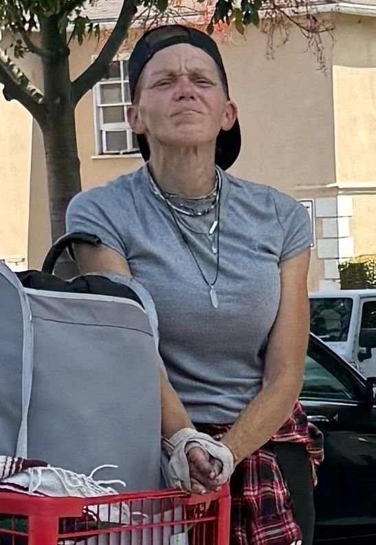 Loni Willison pcha wózek z dobytkiem