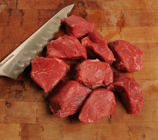 Surowa karkówka wołowa na gulasz (mięso i tłuszcz, III klasa mięsa)
