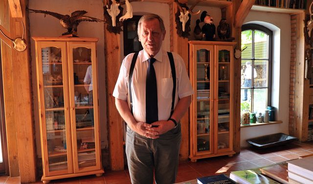 Jan Szyszko w swojej stodole w Tucznie