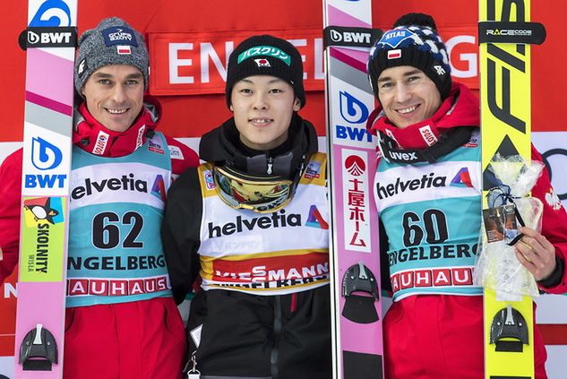 Czołowa trójka niedzielnego konkursu PŚ w Engelbergu. Od lewej drugi Piotr Żyła, triumfator Ryoyu Kobayashi i trzeci Kamil Stoch. Fot. PAP/EPA/ALEXANDRA WEY