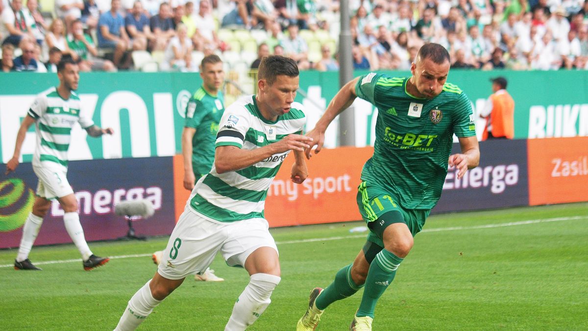 WP SportoweFakty / Agnieszka Skórowska / Na zdjęciu: Mateusz Cholewiak (z prawej) w walce o piłkę z Michałem Makiem