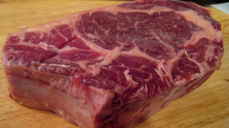 Surowy antrykot wołowy (mięso i tłuszcz, II klasa mięsa)