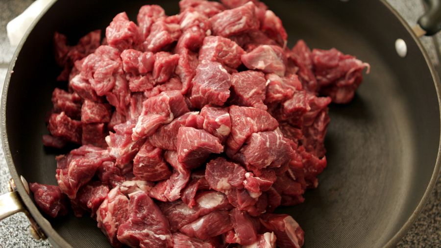 Surowa karkówka wołowa na gulasz (mięso i tłuszcz, II klasa mięsa)