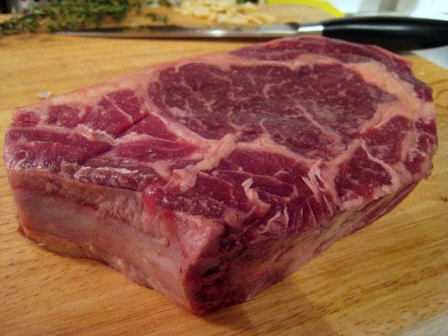 Surowy antrykot wołowy (mięso i tłuszcz, II klasa mięsa)