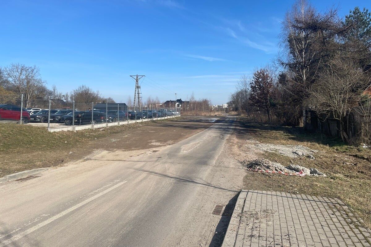 Asfalt bez chodnika i oświetlenia zamienił ul. Wróbla w zagrożenie dla mieszańców. Miasto reaguje po naszej interwencji