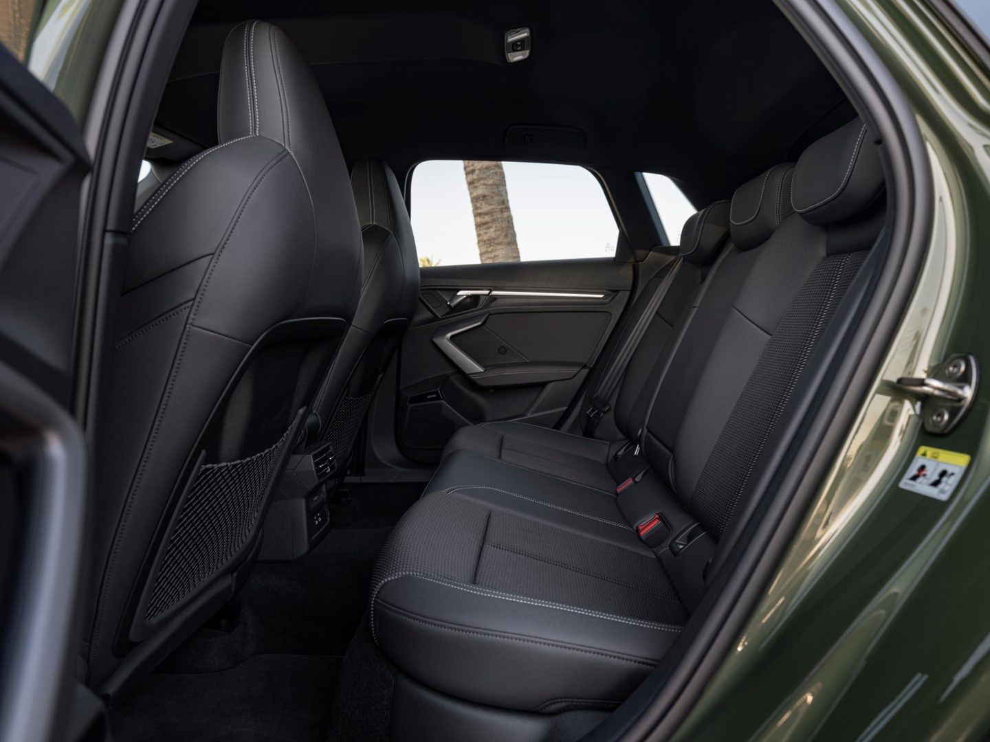 Interior,
Colour: District Green Metallic