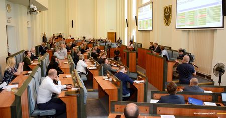 Wrocław. Zarząd województwa z wotum zaufania oraz absolutorium za wykonanie budżetu w 2020 roku