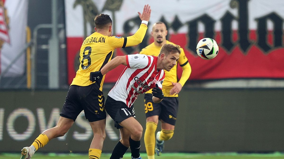 PAP / Łukasz Gągulski / Zawodnik Cracovii Mikkel Maigaard i Borja Galan z GKS Katowice podczas meczu 15. kolejki piłkarskiej Ekstraklasy