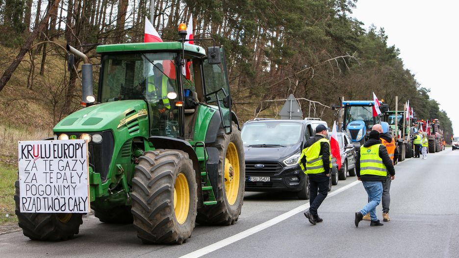 Świecko, 17.03.2024. Protest rolników na polsko-niemieckiej granicy w Świecku, 17 bm. Rolnicy z całej Polski kontynuują protesty. Ich powodem jest m.in. niedawna decyzja Komisji Europejskiej o przedłużeniu bezcłowego handlu z Ukrainą do 2025 roku, a także sprzeciw wobec prowadzonej przez Unię Europejską polityce Zielonego Ładu. (mr) PAP/Lech Muszyński