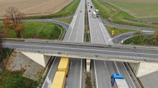 Terroryzuje kierowców na A4. Policja milczy, bo "potrzebuje czasu na analizę"