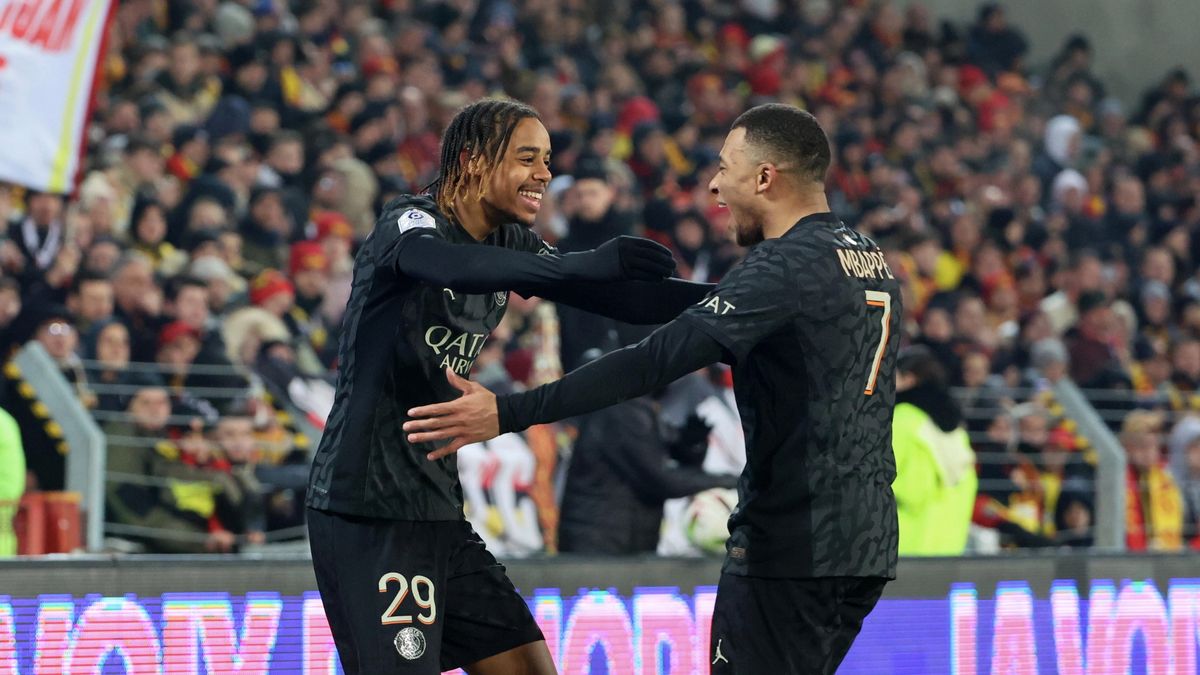 Getty Images / Xavier Laine / Na zdjęciu: Bradley Barcola i Kylian Mbappe strzelili po golu w meczu z Lens