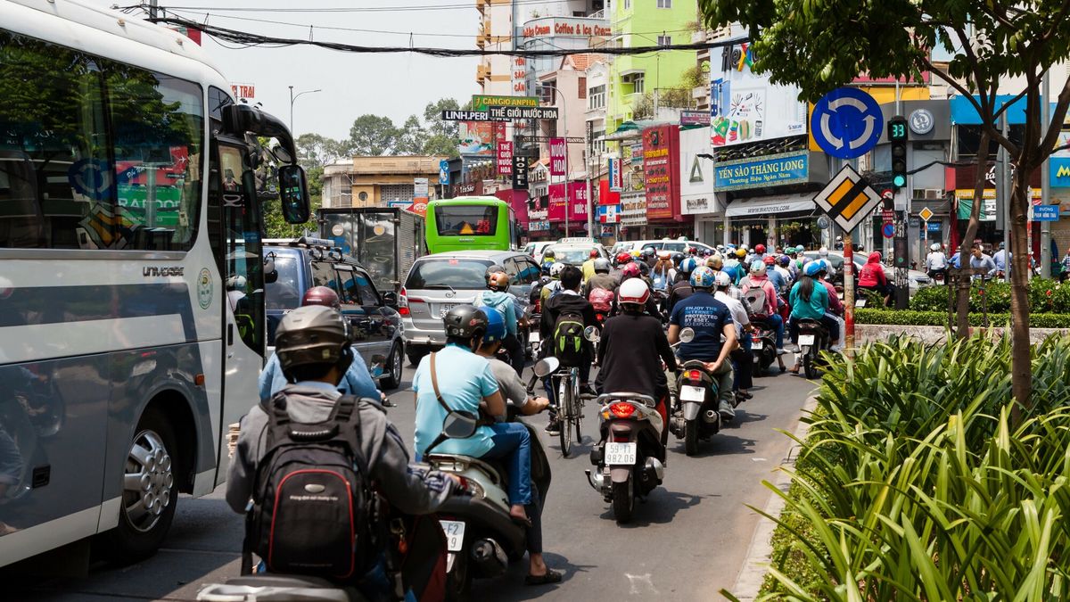 reporter9_baza
07.03.2017 Wietnam, Ho Chi Minh (Saigon) Typowy intensywny ruch na ulicach Saigonu, skuter jest najpopularniejszym sposobem na podrozowanie oraz transaport rzeczy.  fot. Lukasz Szczepanski/REPORTER
Lukasz Szczepanski/REPORTER