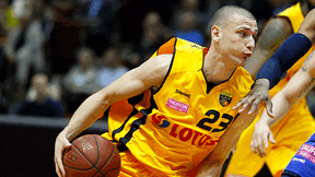 Johnson faulował, ale ukarali Michalaka