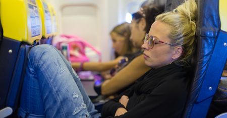 Rozkładasz fotel w samolocie? Steward ostrzega: To może być niebezpieczne