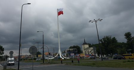 Miasto szuka firmy, która zajmie się obsługą Masztu Niepodległości. Wymiana flagi co 6 tygodni