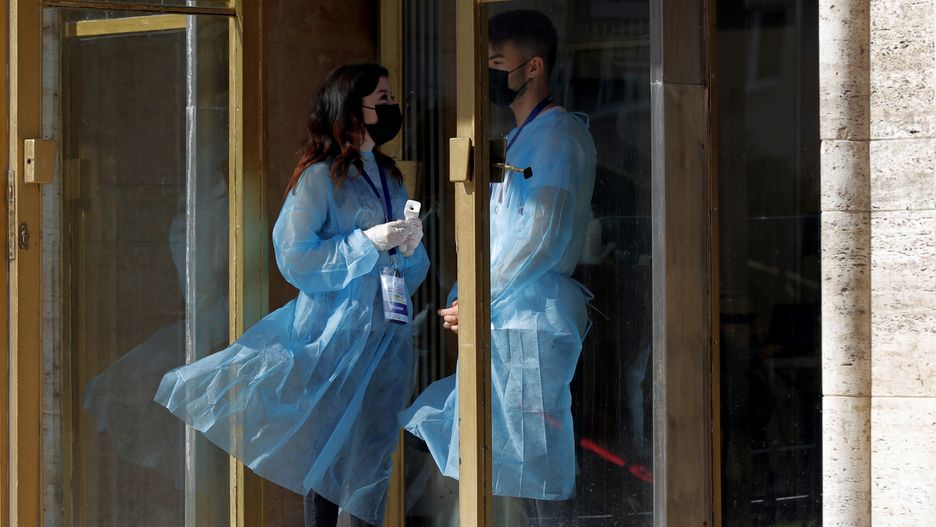 Wzrost zakażeń koronawirusem. Kraj przywraca obostrzenia