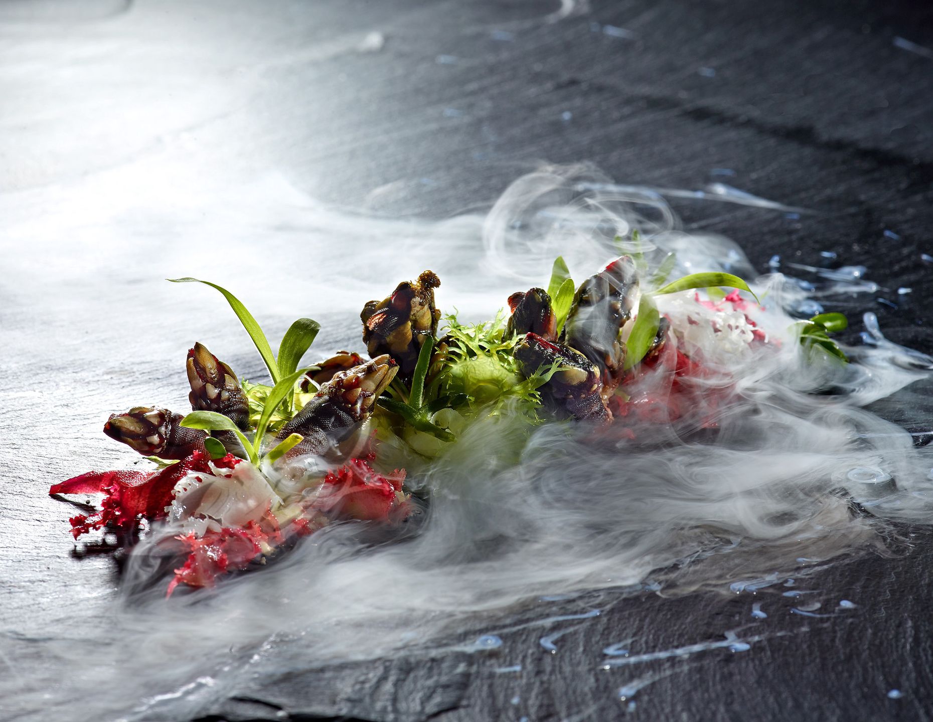 Percebes dostaniemy tylko albo na lokalnych targach, albo w wykwintnych restauracjach. Tu na zdjęciu percebes w wersji fine dining
